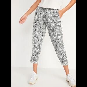 Old Navy High-Waisted StretchTech Utility Crop Pants - EUC